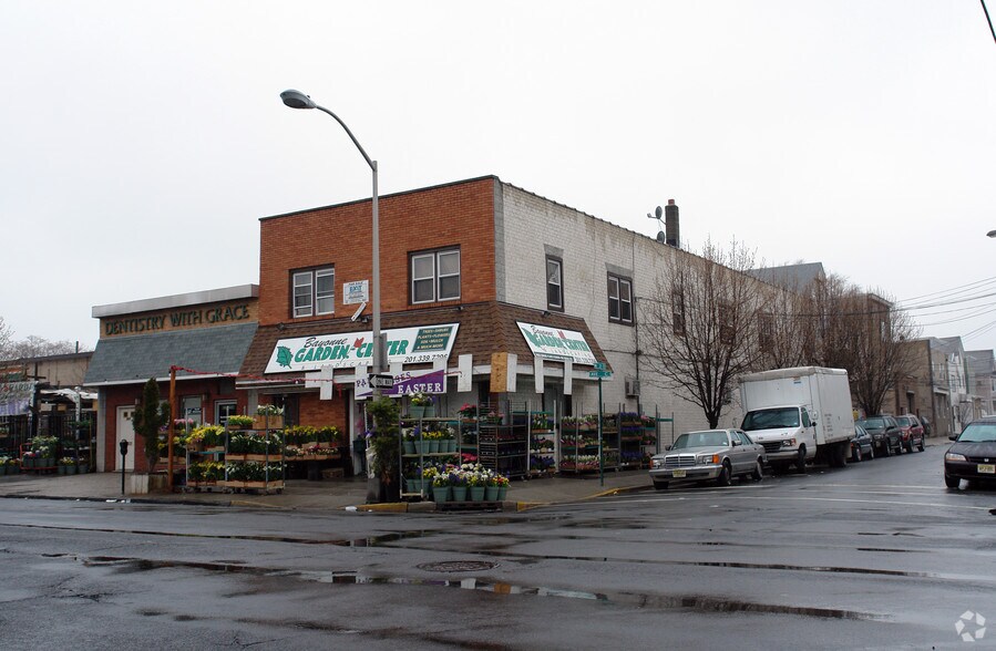 477 Avenue C, Bayonne, NJ à louer - Photo de l’immeuble – Image 2 sur 5