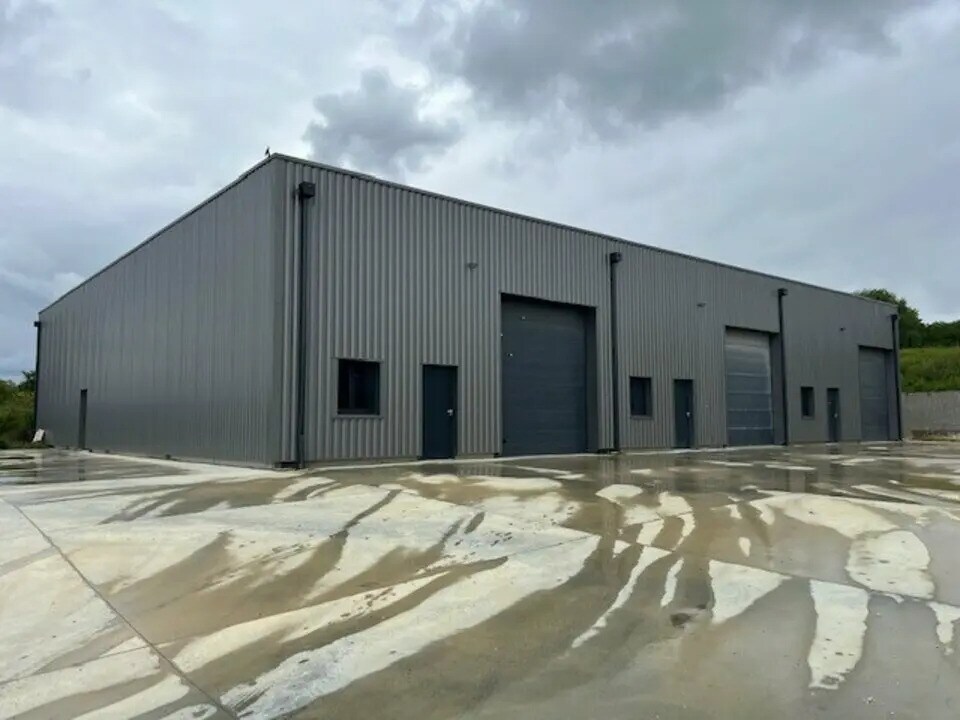 Local d’activités dans Montussan à louer Photo de l’immeuble– Image 1 sur 7