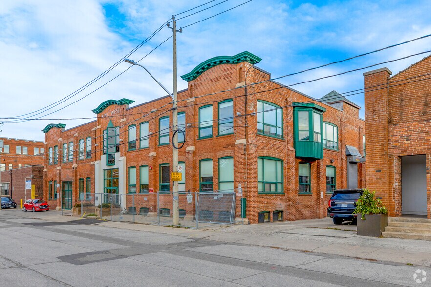 33 Fraser Ave, Toronto, ON à louer - Photo de l’immeuble – Image 2 sur 6