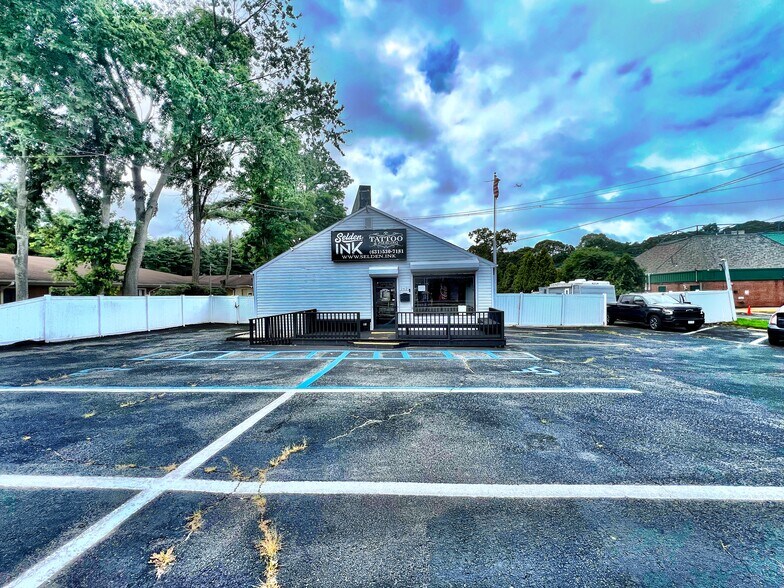 262 Middle Country Rd, Selden, NY à vendre - Photo de l’immeuble – Image 1 sur 10