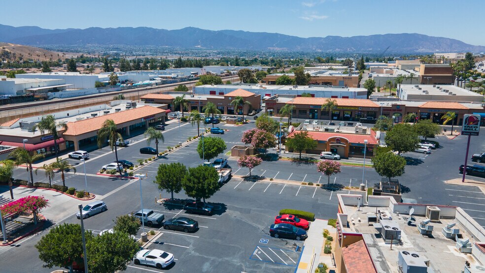 2189 Sampson Ave, Corona, CA à louer - Photo de l’immeuble – Image 2 sur 15