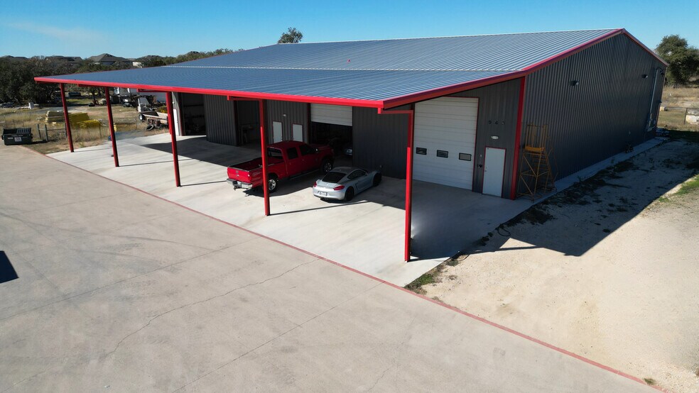 941 US-183 Hwy, Liberty Hill, TX à louer - Photo de l’immeuble – Image 3 sur 11