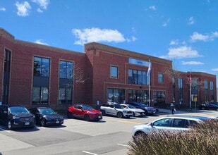 5860 Chedworth Way, Mississauga, ON à louer Photo de l’immeuble– Image 1 sur 6