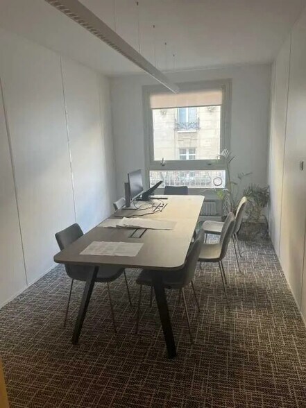 11 Rue De Grenelle, Paris à louer - Photo de l’immeuble – Image 3 sur 11