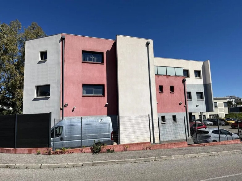 Bureau dans La Seyne-sur-Mer à vendre - Photo de l’immeuble – Image 2 sur 10
