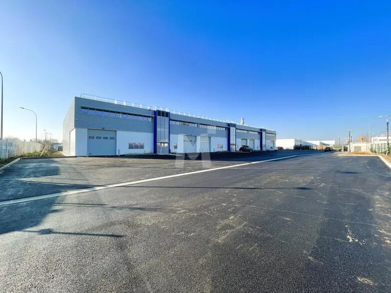 Local d’activités dans Brétigny-sur-Orge à louer - Photo de l’immeuble – Image 3 sur 9
