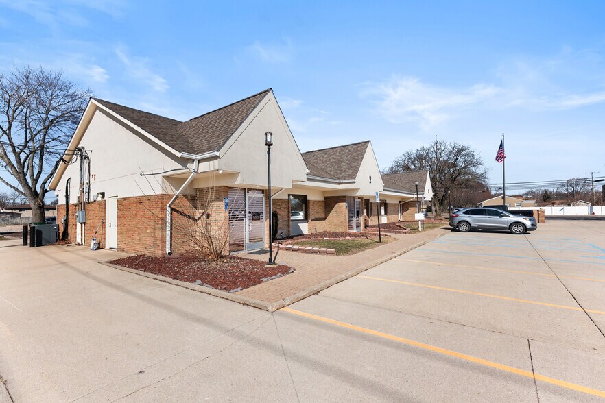 1190 E Twelve Mile Rd, Madison Heights, MI à vendre - Photo de l’immeuble – Image 1 sur 21
