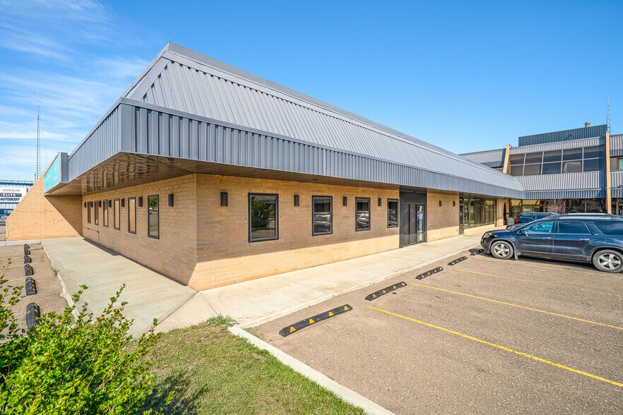 5704 44 St, Lloydminster, AB à louer - Photo de l’immeuble – Image 3 sur 24