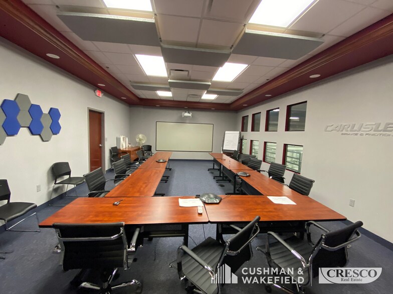 6180 Cochran Rd, Solon, OH à louer - Photo de l’immeuble – Image 3 sur 4