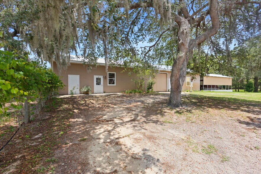 1056 Reynolds Rd, De Leon Springs, FL à vendre - Photo de l’immeuble – Image 2 sur 128