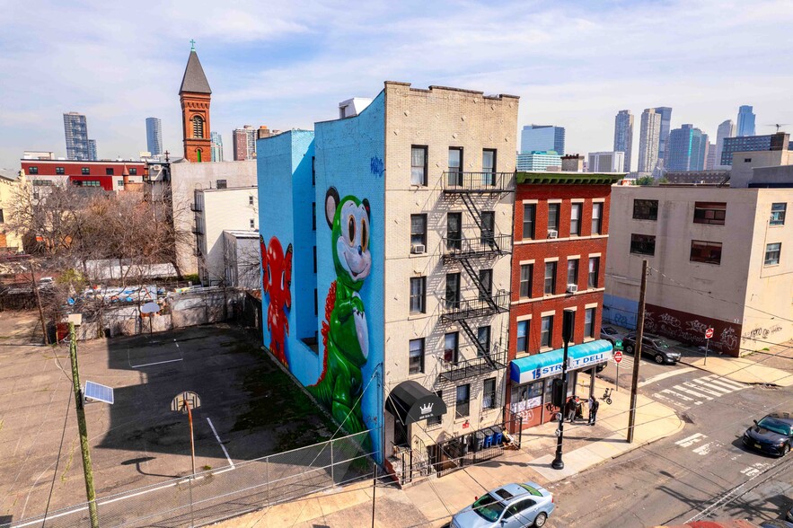 266 Erie St, Jersey City, NJ à vendre - Photo de l’immeuble – Image 1 sur 18