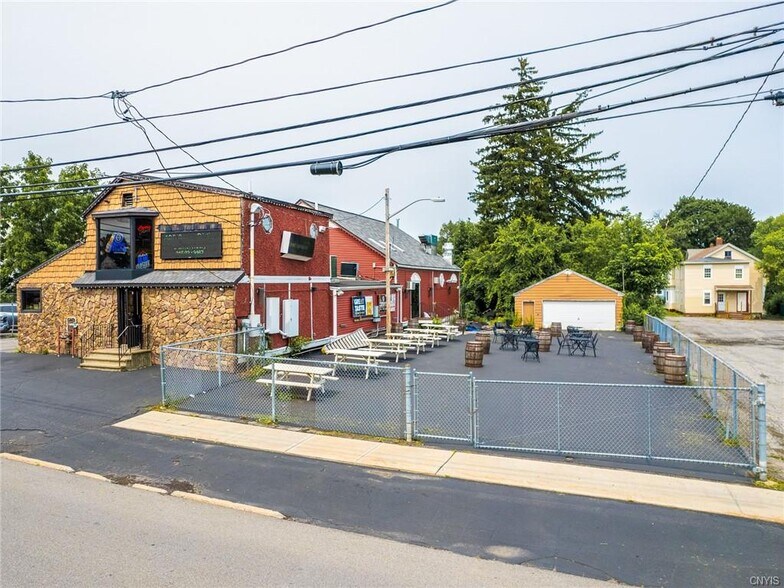 1692 Bennett St, Utica, NY à vendre - Photo de l’immeuble – Image 2 sur 21