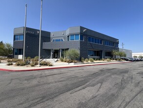 21123 Nordhoff St, Chatsworth, CA à louer Photo intérieure– Image 2 sur 24