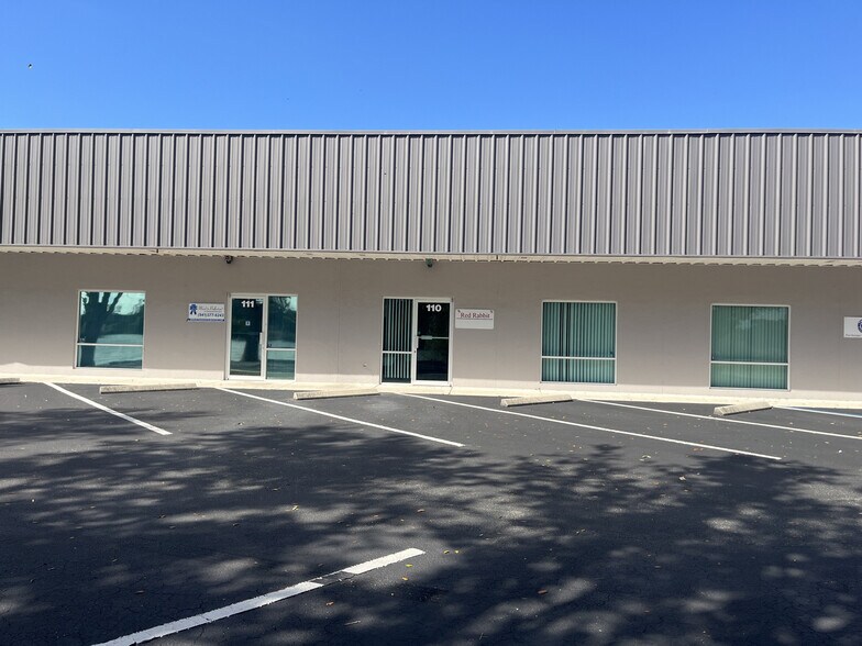 1891 Porter Lake Dr, Sarasota, FL à vendre - Photo de l’immeuble – Image 1 sur 10