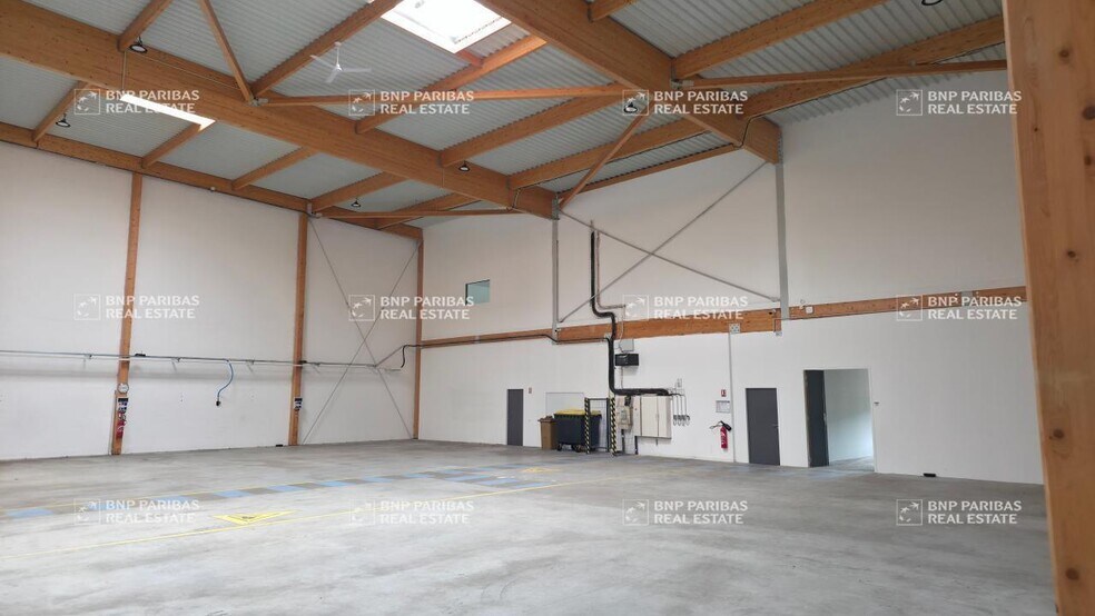 Local d’activités dans Brie-Comte-Robert à louer - Photo de l’immeuble – Image 3 sur 7