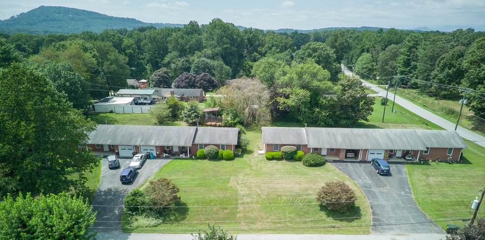 50 Brookside Dr, Hendersonville, NC à vendre - Photo de l’immeuble – Image 1 sur 14