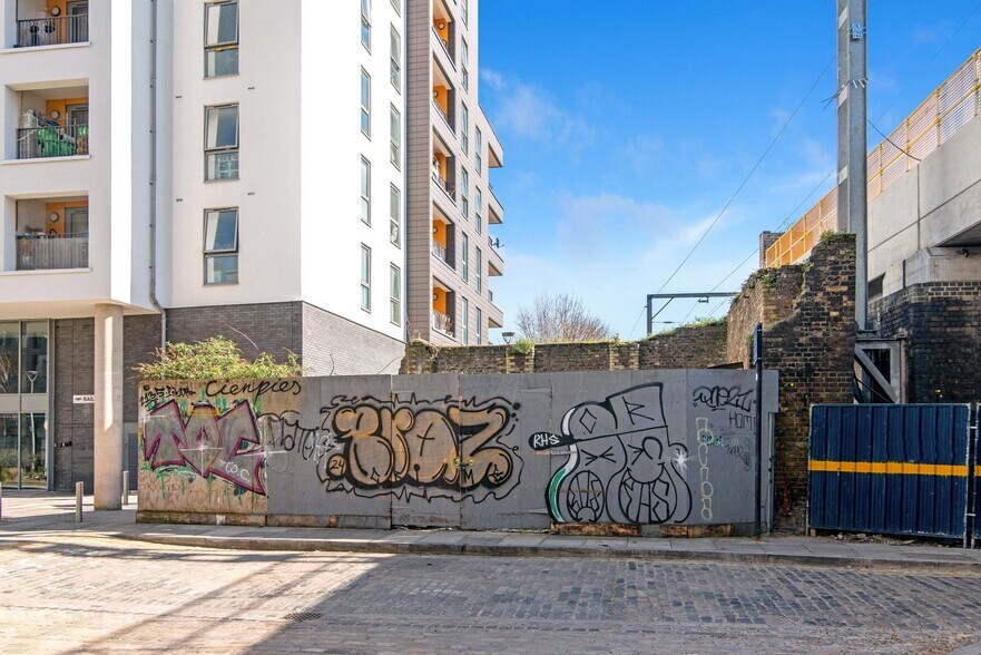 Golding St, Londres à vendre - Photo de l’immeuble – Image 2 sur 5