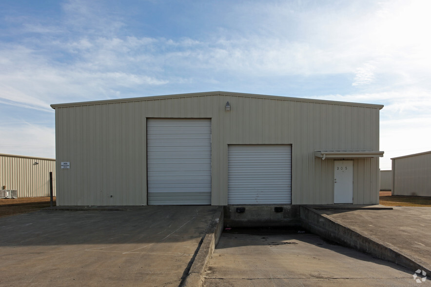 305 Industrial Dr, Forney, TX à louer - Photo de l’immeuble – Image 2 sur 2