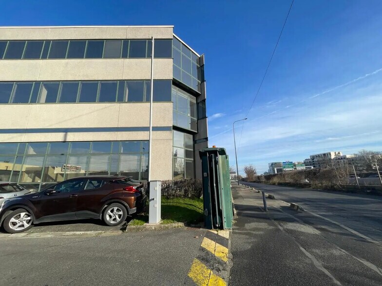 Local d’activités dans Colombes à louer - Photo principale – Image 2 sur 18