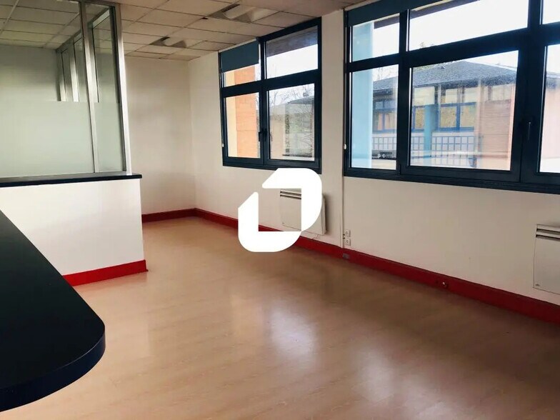 Bureau dans Émerainville à louer - Photo de l’immeuble – Image 3 sur 7