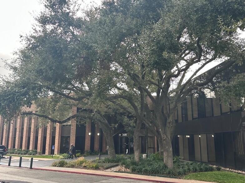 3600 S Gessner Dr, Houston, TX à louer - Photo de l’immeuble – Image 3 sur 4