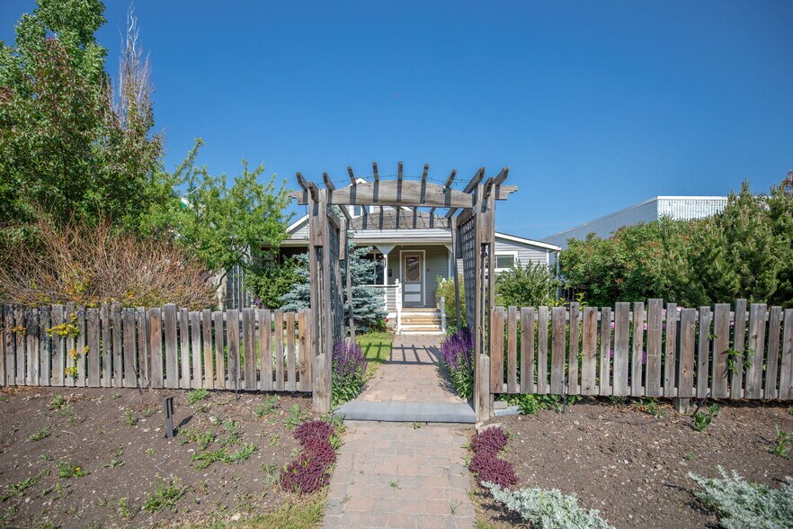 125 River Av, Cochrane, AB à louer - Photo de l’immeuble – Image 1 sur 44
