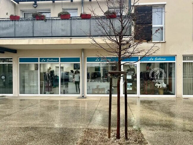 Plus de détails pour Local commercial à louer
