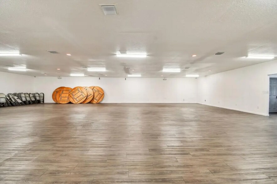 1700 34th St S, Saint Petersburg, FL à louer - Photo de l’immeuble – Image 3 sur 5