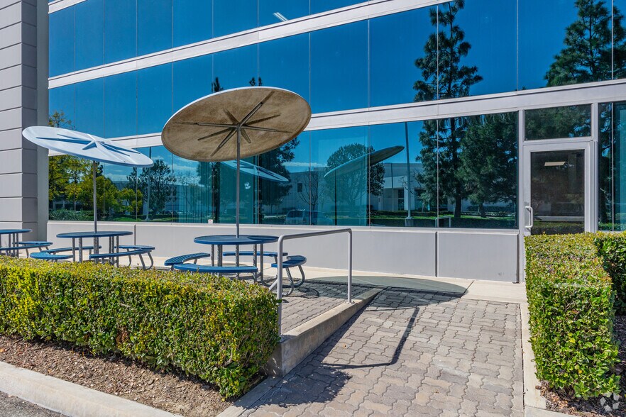 6262 Katella Ave, Cypress, CA à louer - Photo de l’immeuble – Image 2 sur 8