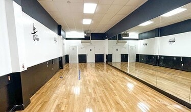 10801 Atlantic Ave, Richmond Hill, NY à louer Photo intérieure– Image 2 sur 2