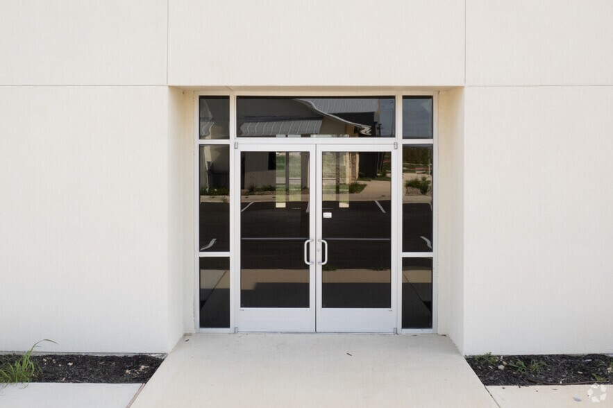 120 Riverwalk Dr, San Marcos, TX à louer - Photo de l’immeuble – Image 2 sur 9