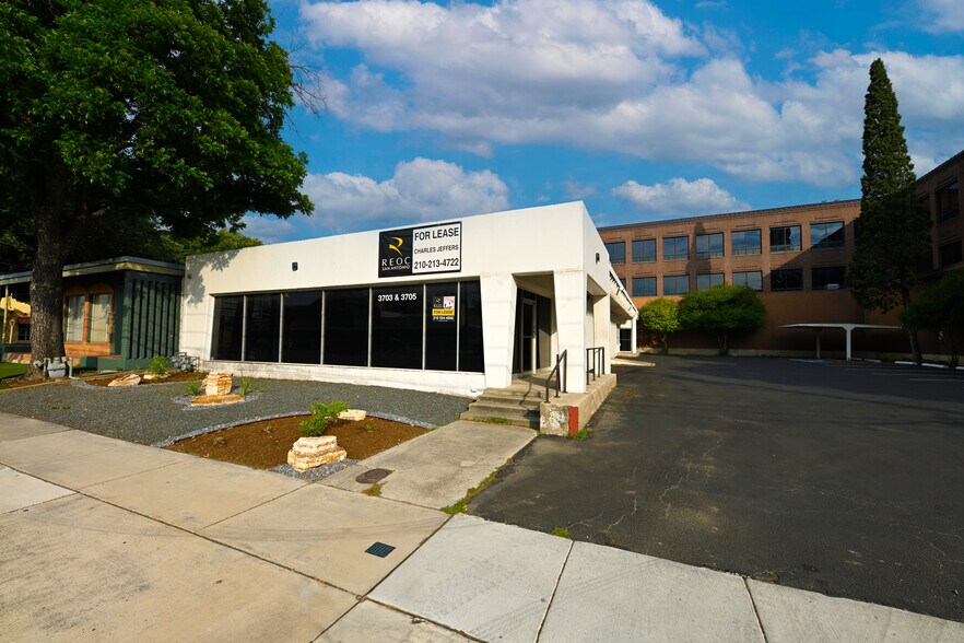 3703-3705 Broadway, San Antonio, TX à louer - Photo de l’immeuble – Image 2 sur 4