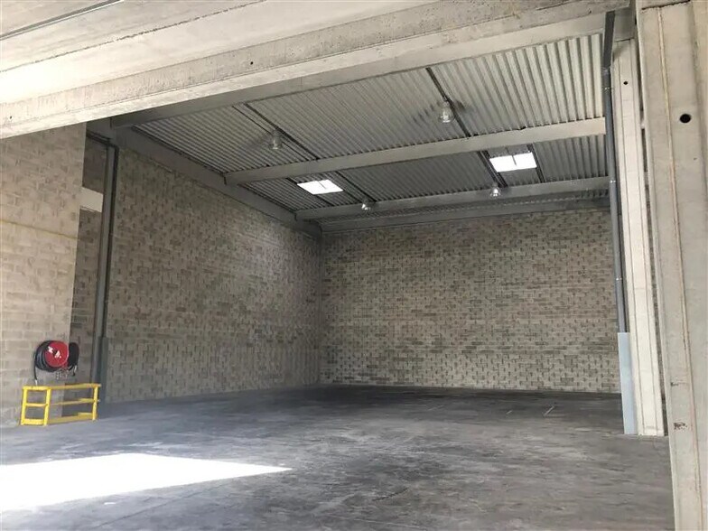 Local d’activités dans Élancourt à louer - Photo de l’immeuble – Image 2 sur 6