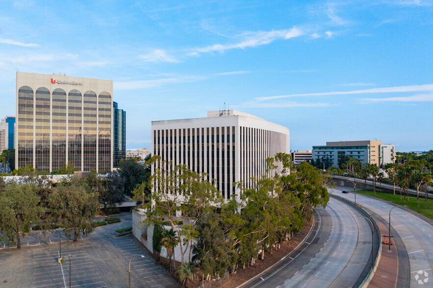 11 Golden Shore St, Long Beach, CA à vendre - Photo de l’immeuble – Image 3 sur 11