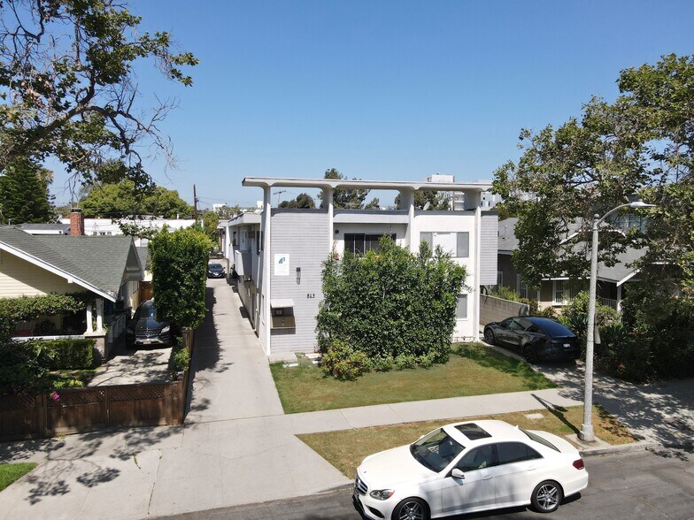 843 N Orange Dr, Los Angeles, CA à vendre - Photo de l’immeuble – Image 2 sur 9