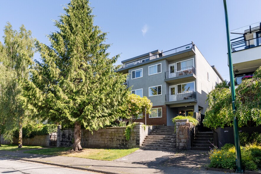 2464 W 1st Ave, Vancouver, BC à vendre - Photo de l’immeuble – Image 2 sur 3