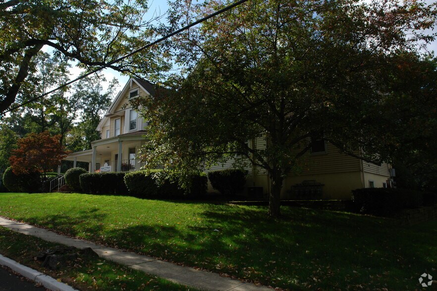 33 N Main St, Marlboro, NJ à louer - Photo de l’immeuble – Image 3 sur 4
