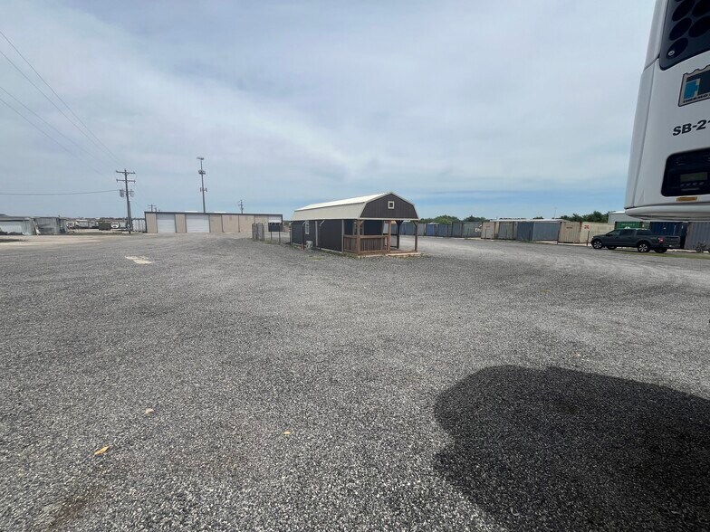 601 N Access Rd, Tye, TX à louer - Photo de l’immeuble – Image 3 sur 14