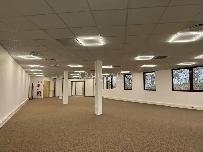 Bureau dans Saint-Germain-en-Laye à louer - Photo de l’immeuble – Image 1 sur 18