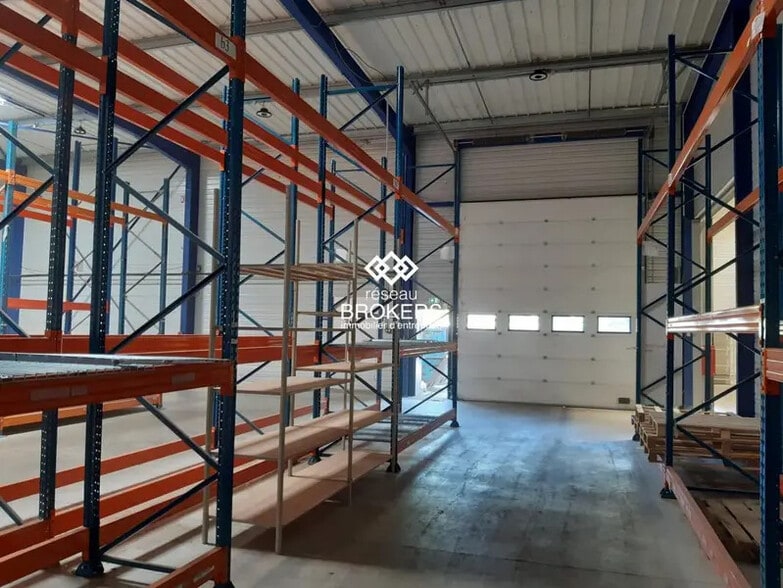 Industriel/Logistique dans Porte-de-Savoie à louer - Photo de l’immeuble – Image 2 sur 9