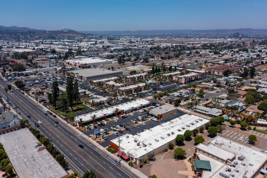 540-598 Broadway, El Cajon, CA à louer - Photo de l’immeuble – Image 2 sur 4