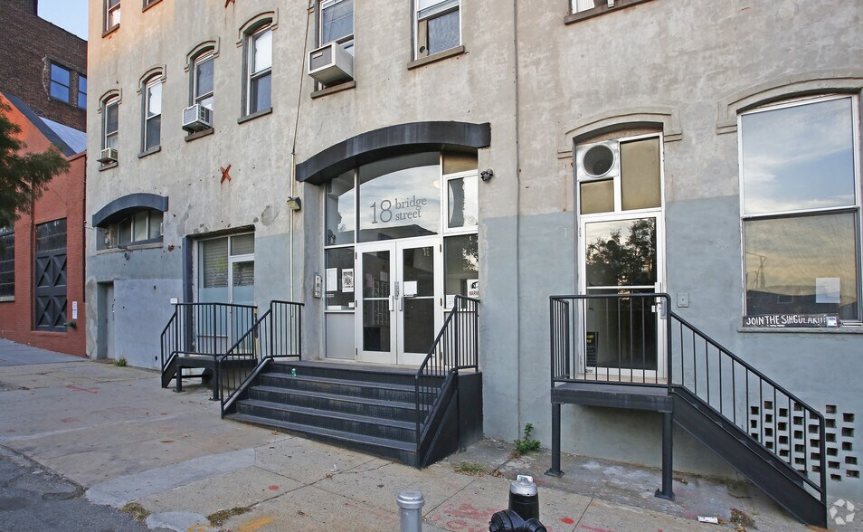 18-24 Bridge St, Brooklyn, NY à louer - Photo de l’immeuble – Image 2 sur 3