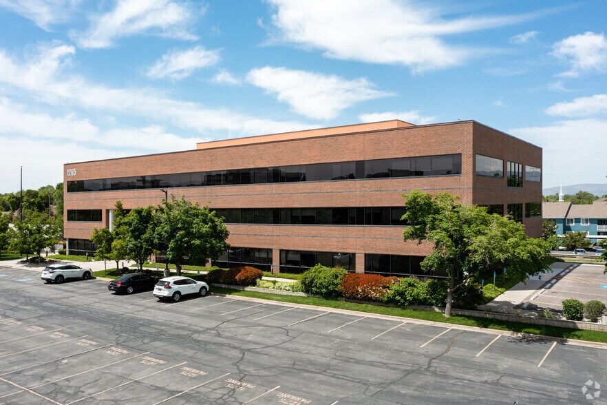 1265 E Fort Union Blvd, Cottonwood Heights, UT à louer - Photo de l’immeuble – Image 2 sur 16