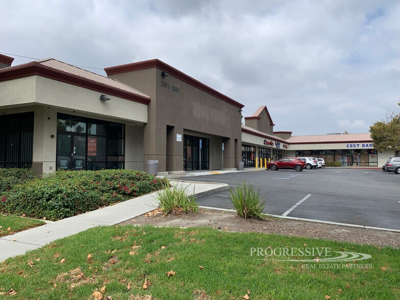 2061-2085 S Garey Ave, Pomona, CA à louer - Photo de l’immeuble – Image 2 sur 4
