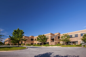 2 Crossing Way, Owings Mills, MD à louer Photo de l’immeuble– Image 2 sur 2