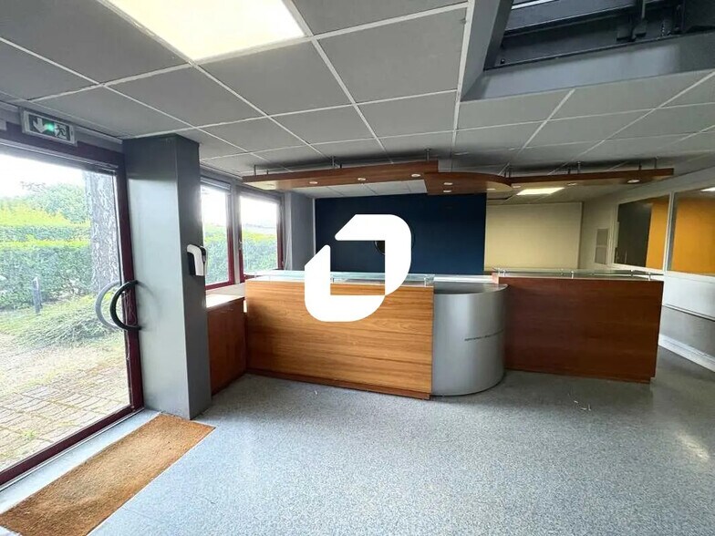 Local d'activités dans Magny-les-Hameaux à vendre - Photo de l’immeuble – Image 2 sur 21