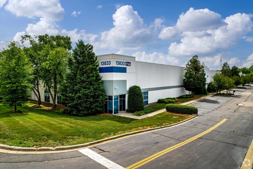 13833 Carowinds Blvd, Charlotte, NC à louer - Photo de l’immeuble – Image 2 sur 5