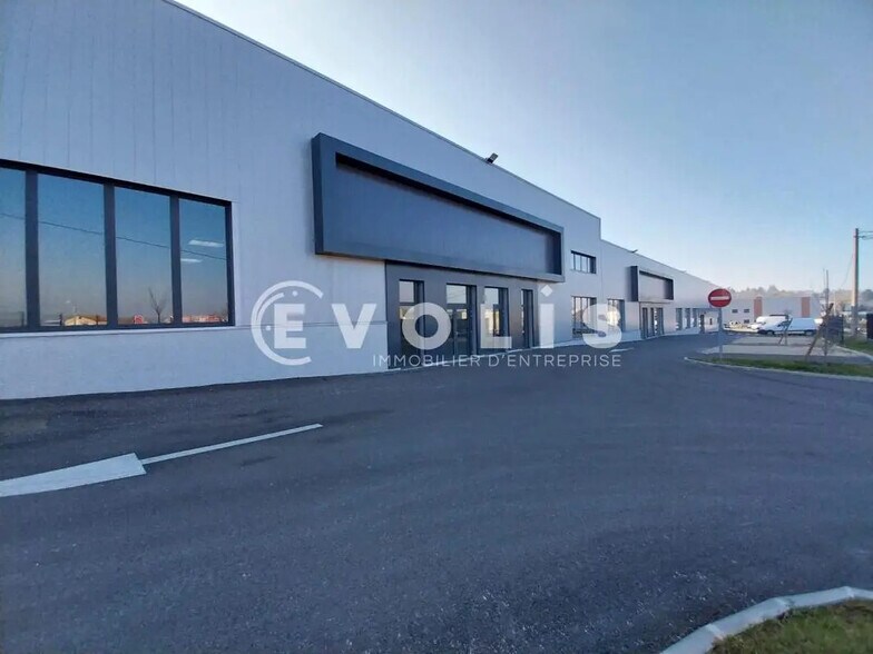 Local d’activités dans Saint-Alban-de-Roche à louer - Photo de l’immeuble – Image 1 sur 9