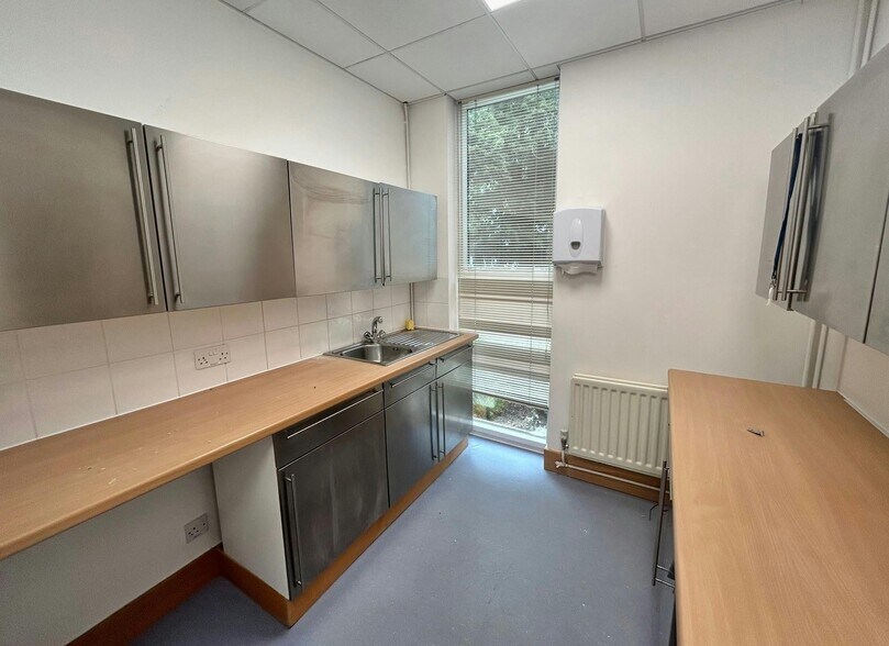 61 Chertsey Rd, Woking à louer - Photo de l’immeuble – Image 1 sur 7