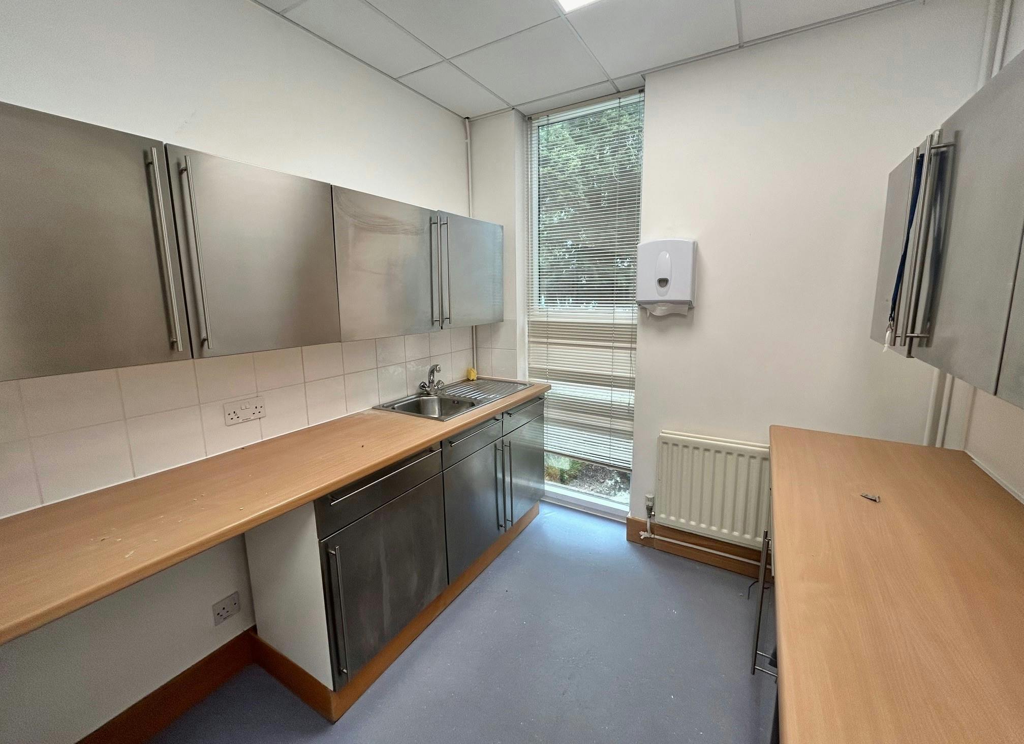 61 Chertsey Rd, Woking à louer Photo de l’immeuble– Image 1 sur 8